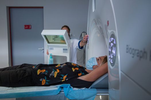 Photo d'un patient allongé sur le TEP, machine du service de médecine nucléaire au Centre de Cancérologie de la Sarthe